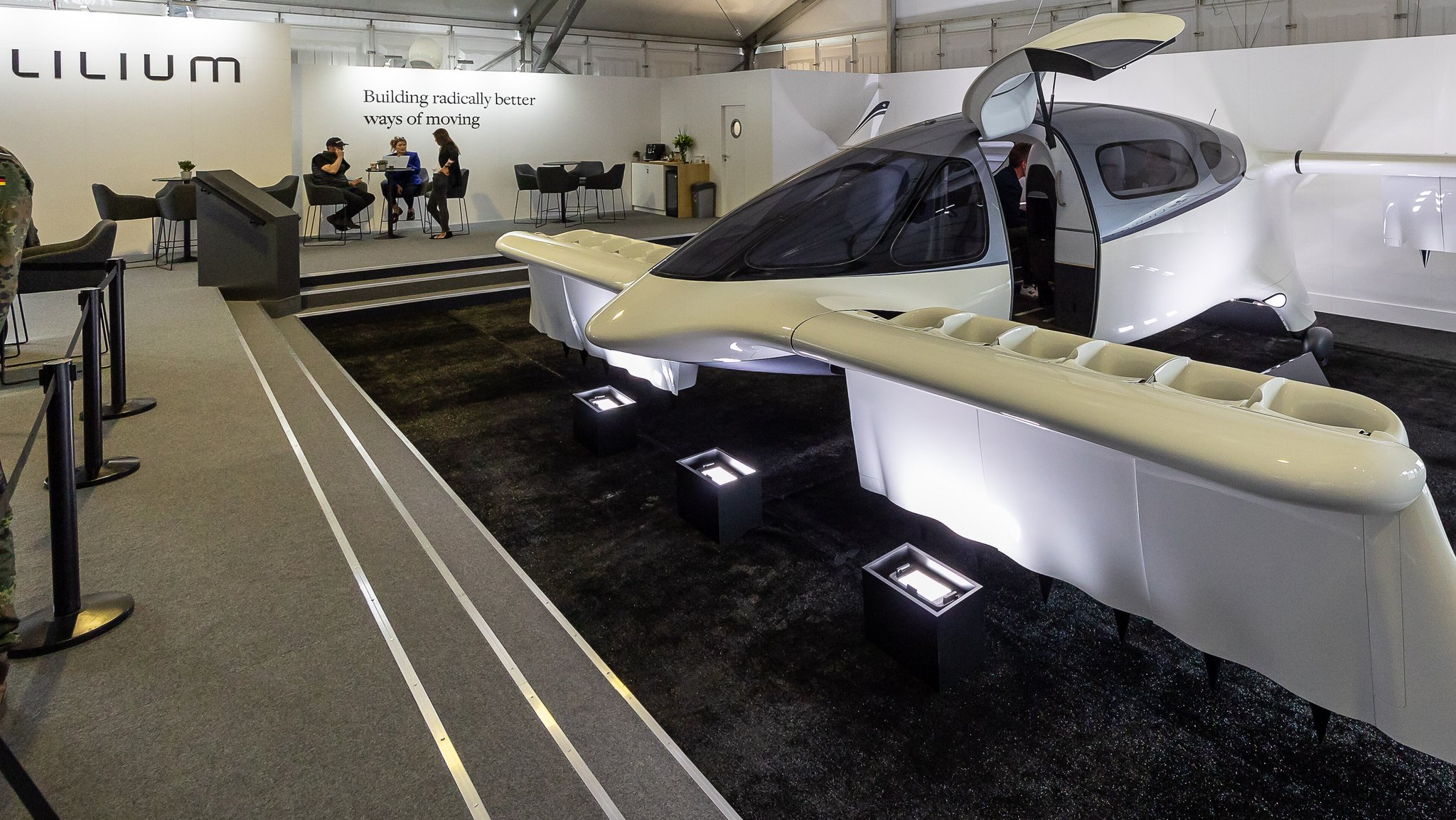 Flugtaxi von Lilium auf der Luftfahrtmesse ILA 2024 in Berlin | Bild: picture alliance / Eibner-Pressefoto | Eibner-Pressefoto/Ardan Fuessman Flugtaxi von Lilium auf der Luftfahrtmesse ILA 2024 in Berlin