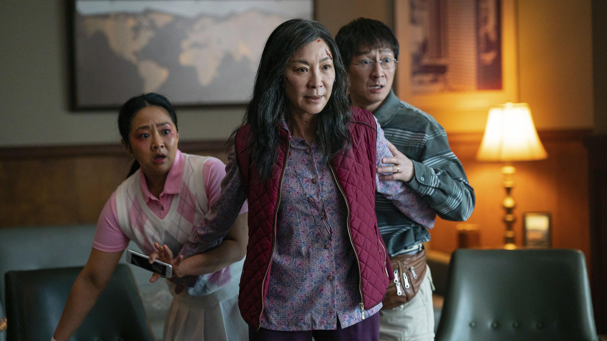 Michelle Yeoh (Mitte) muss an verschiedenen Fronten in verschiedenen Universen kämpfen in "Everything Everywhere All At Once" (Filmszene).