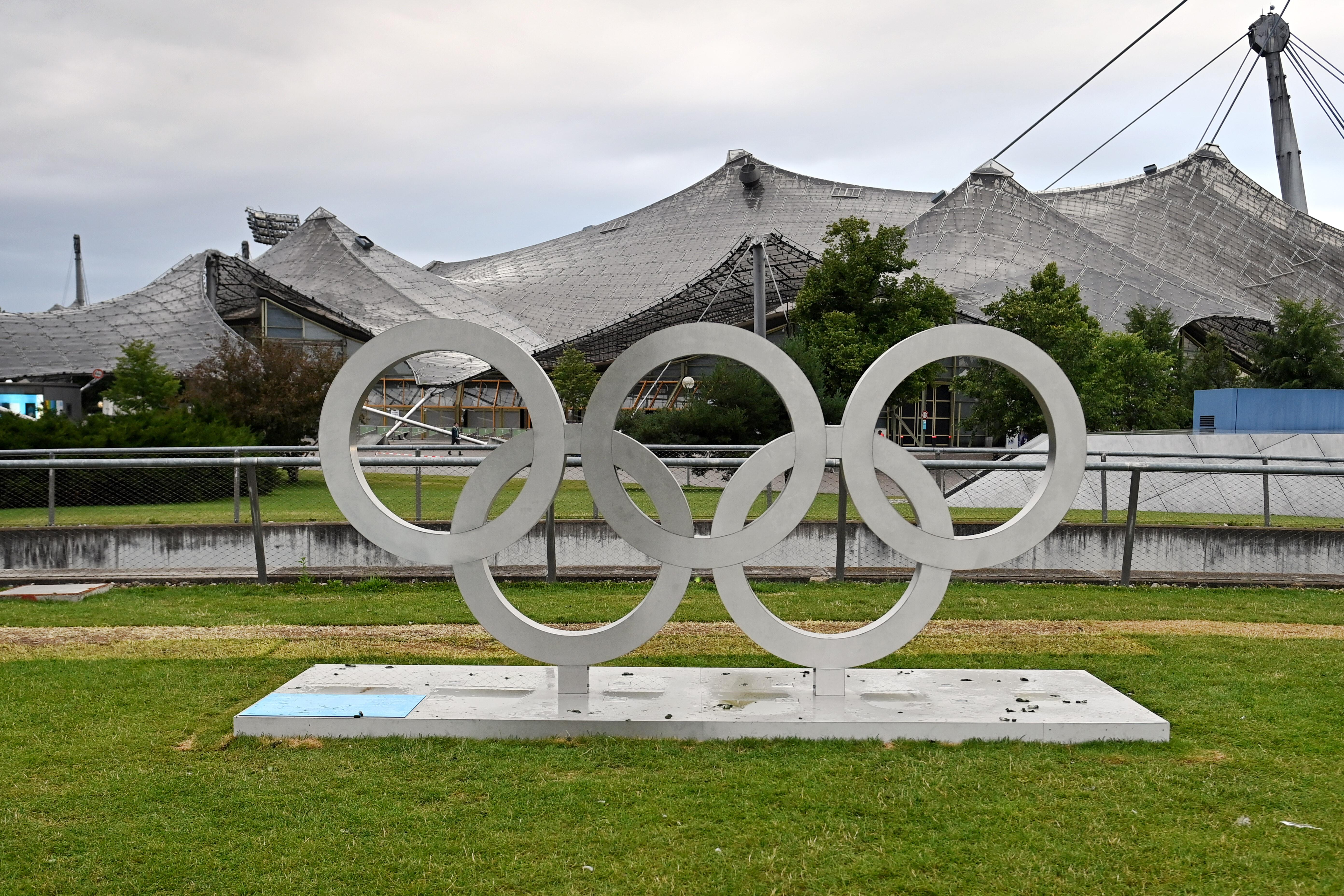Olympische Ringe stehen im Olympiapark in München
