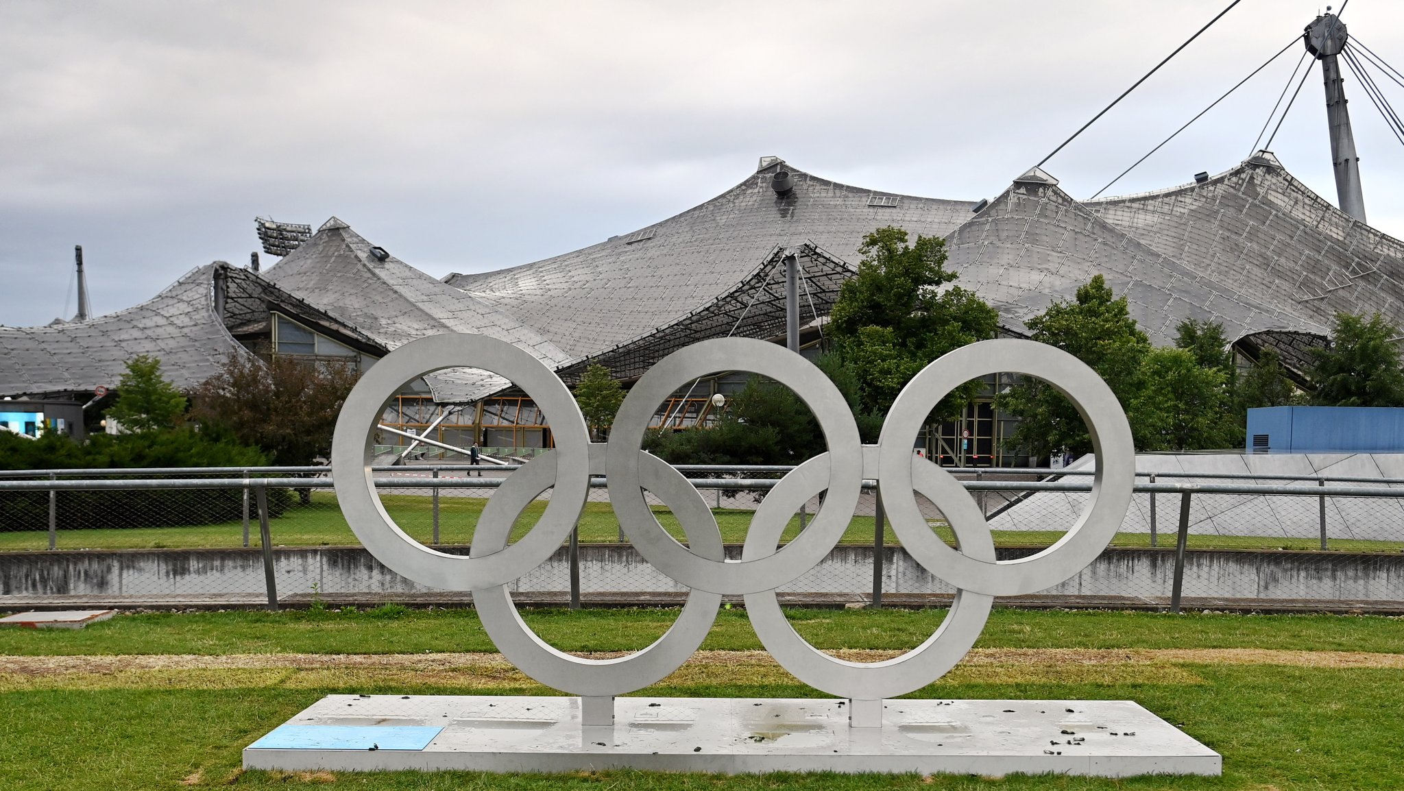 Olympische Ringe stehen im Olympiapark in München