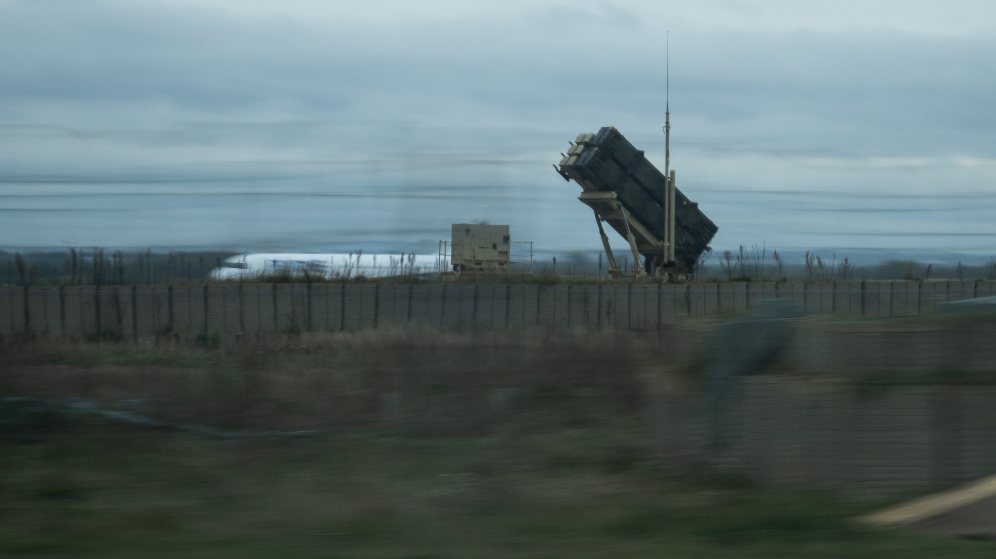 Eine Batterie eines Flugabwehrraketensystems Patriot steht am polnischen Flughafen Jasionka.