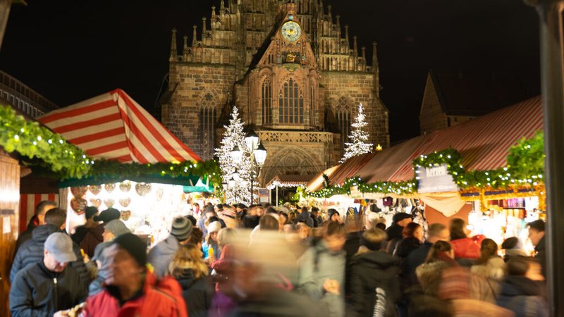 Nürnberger Christkindlesmarkt mit der beleuchteten Westfassade der Frauenkirche im Hintergrund. | Bild: stock.adobe.com/Manuel Nürnberger Christkindlesmarkt mit der beleuchteten Westfassade der Frauenkirche im Hintergrund.