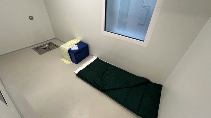 Eine einfache Matratze am Boden, daneben Papierunterhose und ein Loch im Boden. Besonders gesicherter Haftraum der Justizvollzugsanstalt Gablingen. | Bild: BR/Andreas Herz Eine einfache Matratze am Boden, daneben Papierunterhose und ein Loch im Boden. Besonders gesicherter Haftraum der Justizvollzugsanstalt Gablingen.