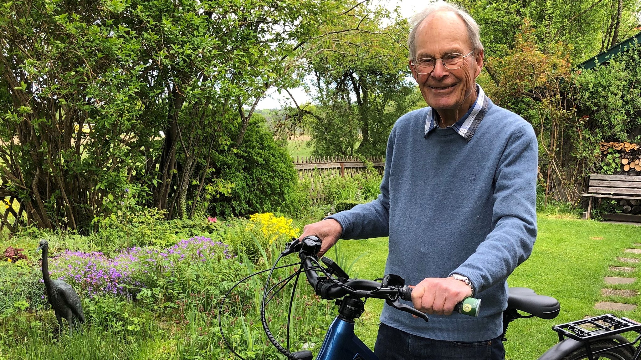 Jürgen Machate in seinem Garten mit seiner neuesten Erfindung: der "freundlichen" Klingel.