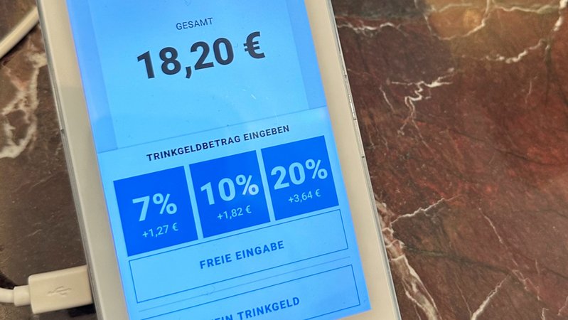 Ein Kartenlesegerät fragt nach Trinkgeld: 7%, 10% oder 20% | Bild: dpa-Bildfunk/Gregor Tholl Ein Kartenlesegerät fragt nach Trinkgeld: 7%, 10% oder 20%