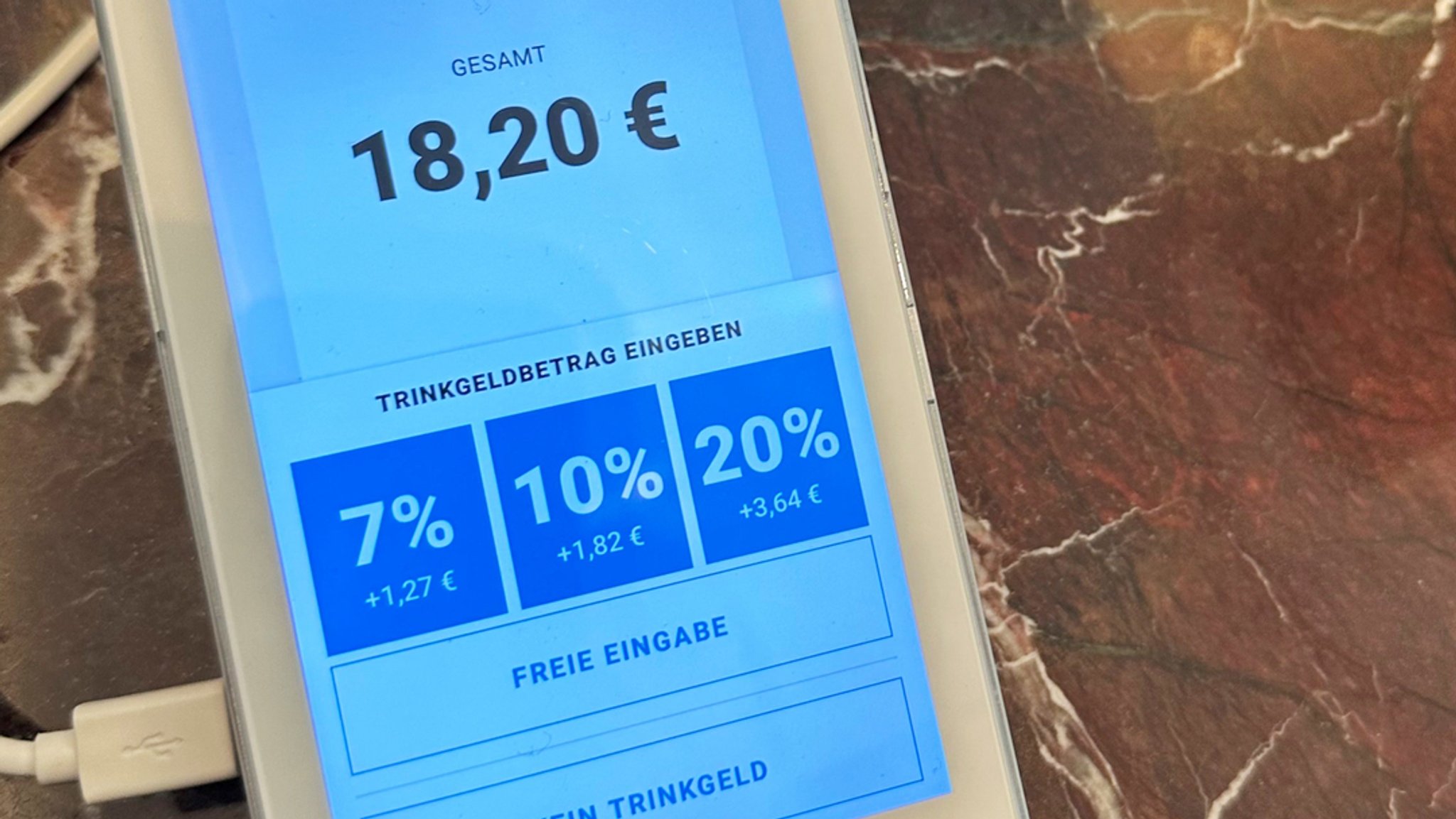 Ein Kartenlesegerät fragt nach Trinkgeld: 7%, 10% oder 20%