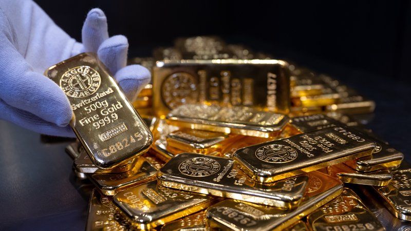 Goldbarren in unterschiedlicher Größe liegen beim Edelmetallhändler Pro Aurum in einem Tresor auf einem Tisch. | Bild: picture alliance/dpa | Sven Hoppe Goldbarren in unterschiedlicher Größe liegen beim Edelmetallhändler Pro Aurum in einem Tresor auf einem Tisch.