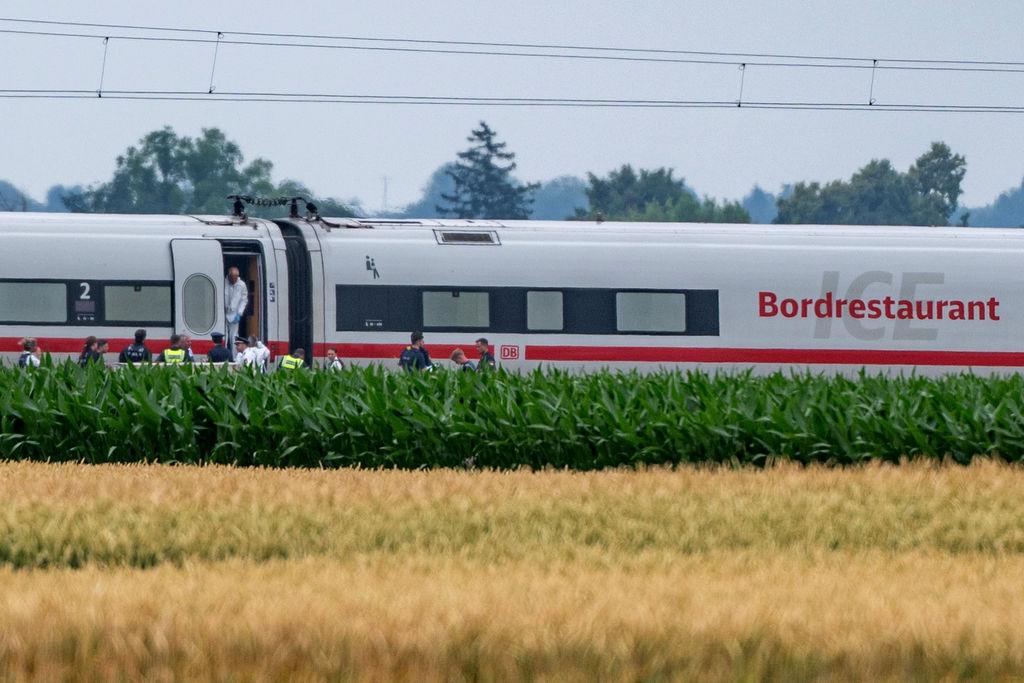 Die Polizei und Spurensicherung ermitteln in einem ICE, in dem ein Mann in Niederbayern mehrere Passagiere angegriffen hat. 