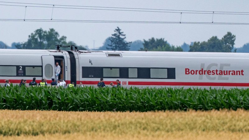Die Polizei und Spurensicherung ermitteln in einem ICE, in dem ein Mann in Niederbayern mehrere Passagiere angegriffen hat. | Bild: dpa-Bildfunk/Armin Weigel Die Polizei und Spurensicherung ermitteln in einem ICE, in dem ein Mann in Niederbayern mehrere Passagiere angegriffen hat.