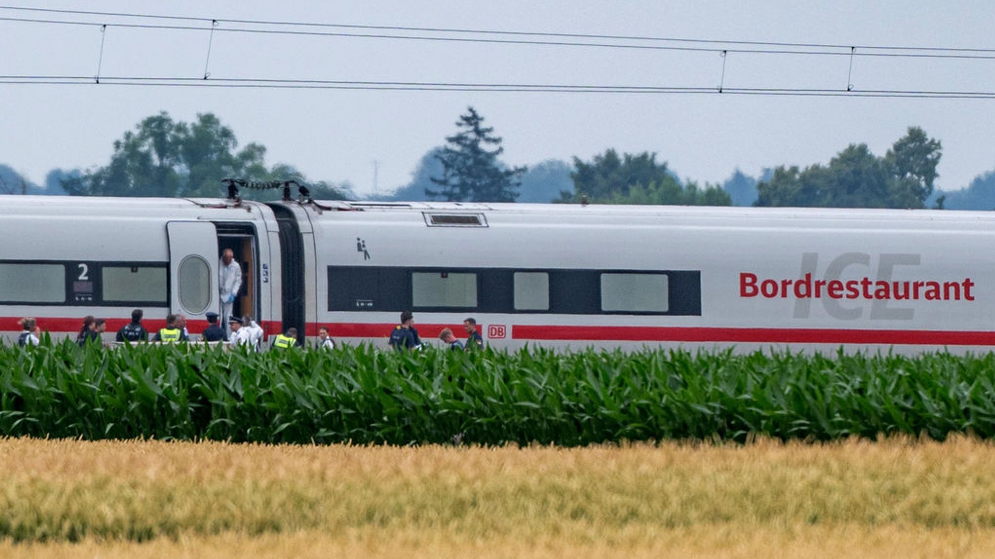 Die Polizei und Spurensicherung ermitteln in einem ICE, in dem ein Mann in Niederbayern mehrere Passagiere angegriffen hat. 