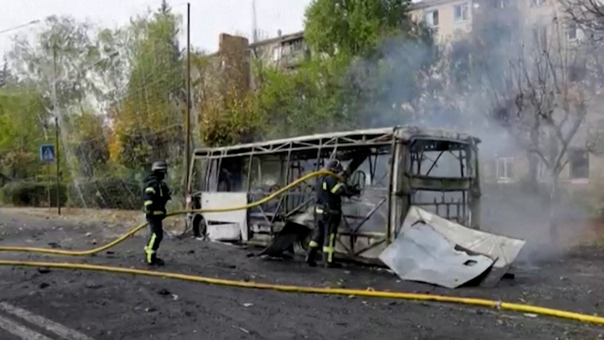 Feuerwehr löscht ausgebrannten Bus