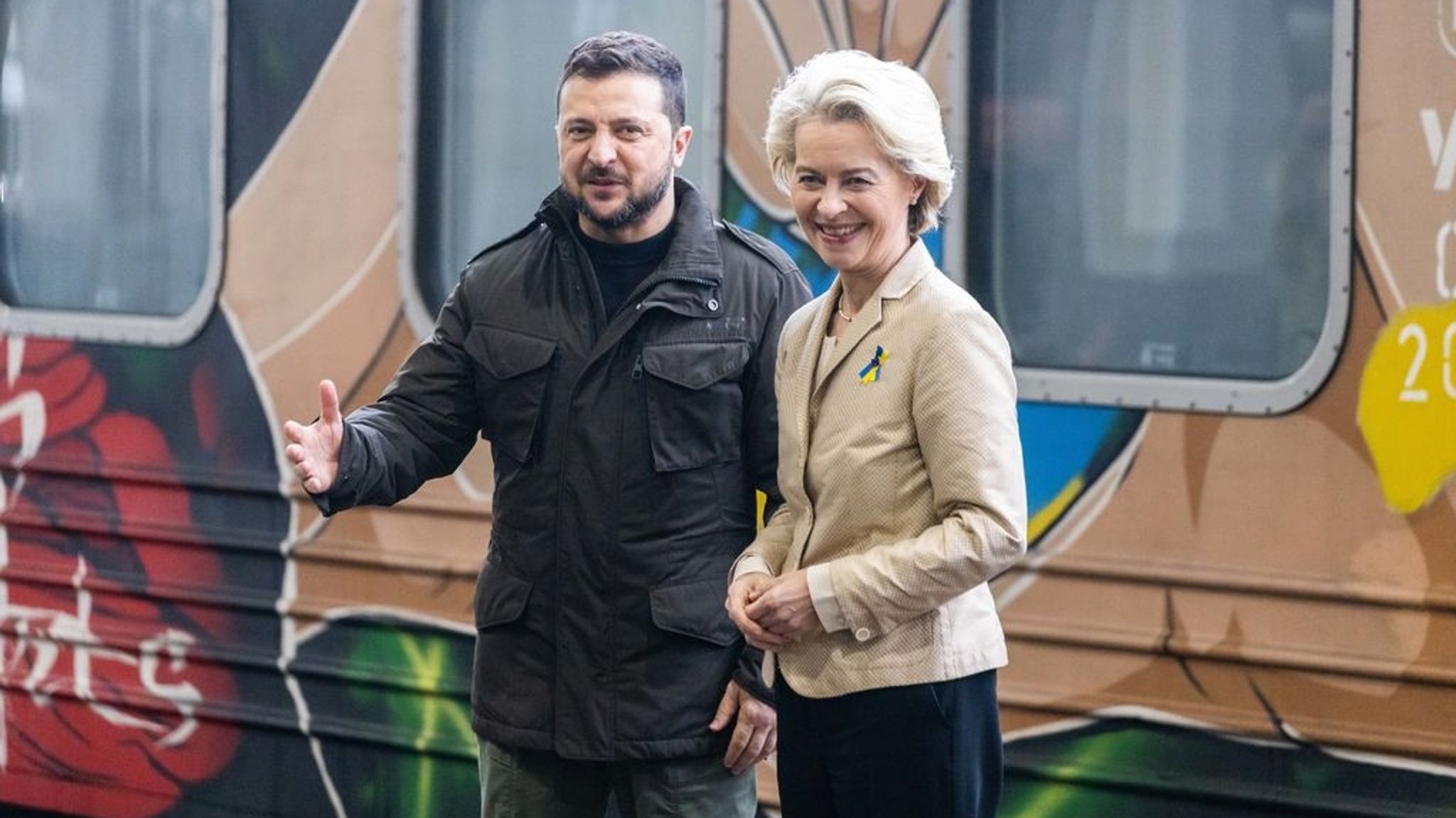 04.11.2023, Ukraine, Kiew: Wolodymyr Selenskyj (l), Präsident der Ukraine, empfängt Ursula von der Leyen, Präsidentin der Europäischen Kommission, am Bahnhof. Von der Leyen ist zu ihrem sechsten Besuch in der Ukraine seit dem russischen Angriff vor gut 20 Monaten eingetroffen. Dort will sie mit Präsident Wolodymyr Selenskyj Gespräche über die Fortschritte des Landes auf dem Weg in die Europäische Union führen. Der Besuch war aus Sicherheitsgründen vorher nicht angekündigt worden. Foto: Philipp von Ditfurth/dpa +++ dpa-Bildfunk +++