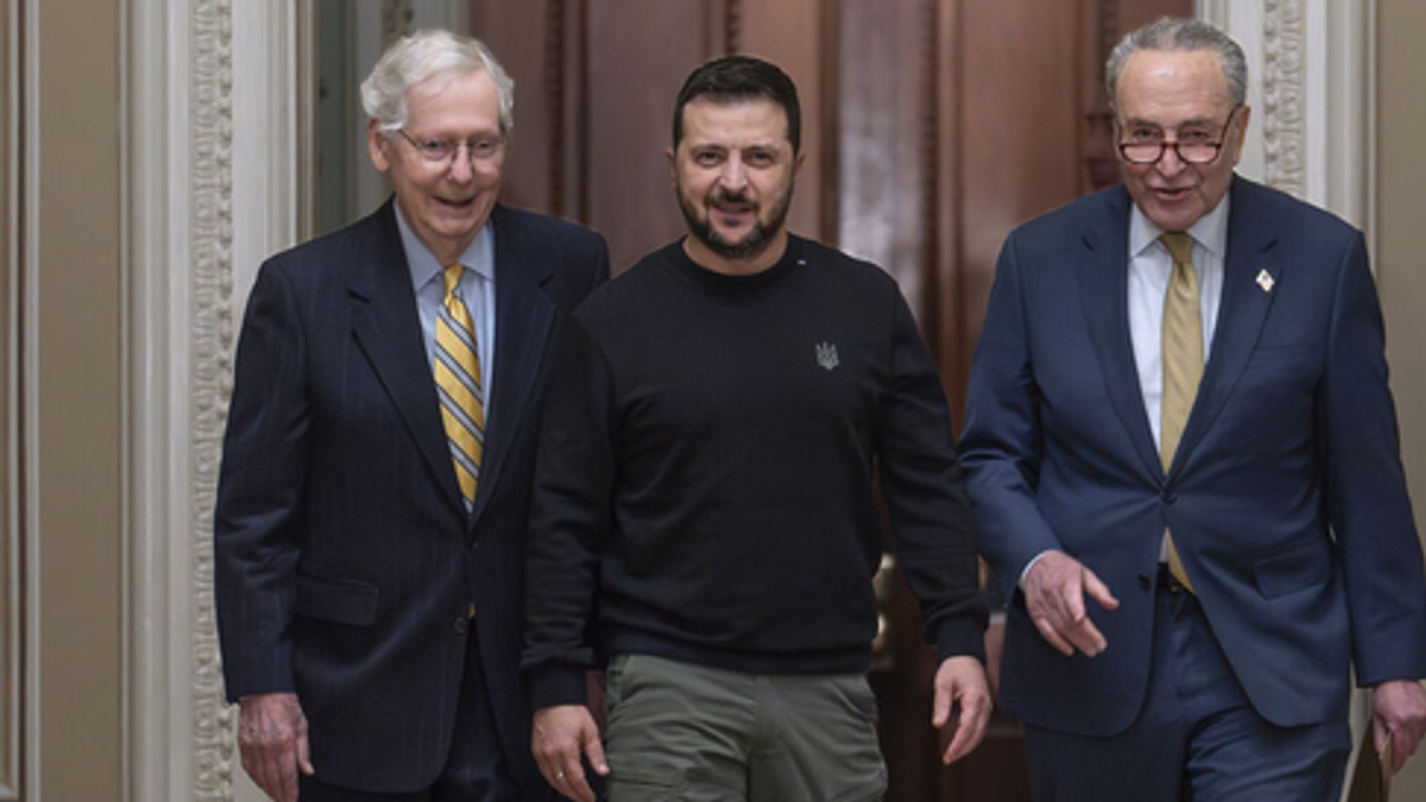 Mitte Dezember warb der ukrainische Präsident Selenskyj in Washington um die weitere Unterstützung, hier mit den US-Senatoren McConnell und Schumer.