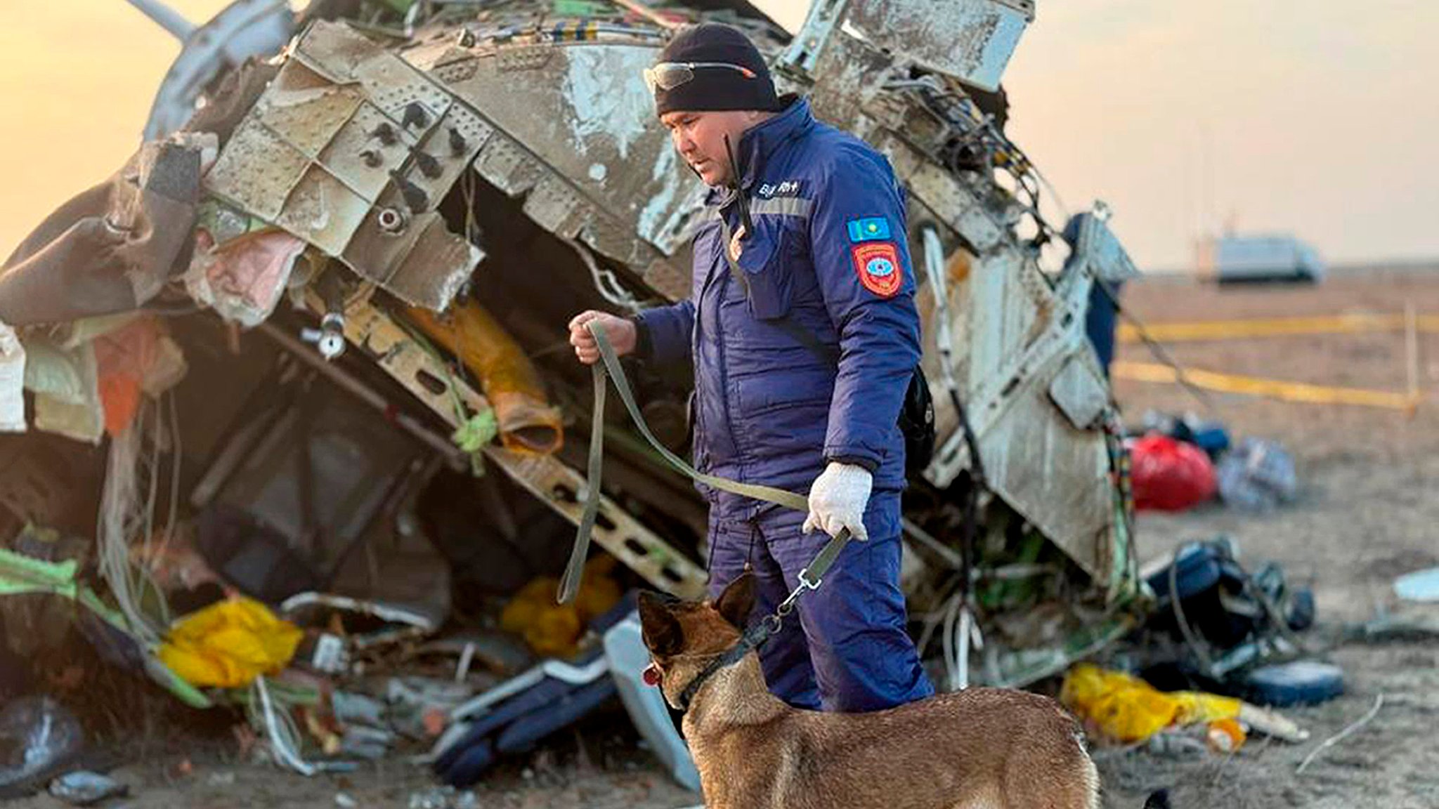 Rettungskräfte arbeiten am Wrack der Embraer 190 der Azerbaijan Airlines 