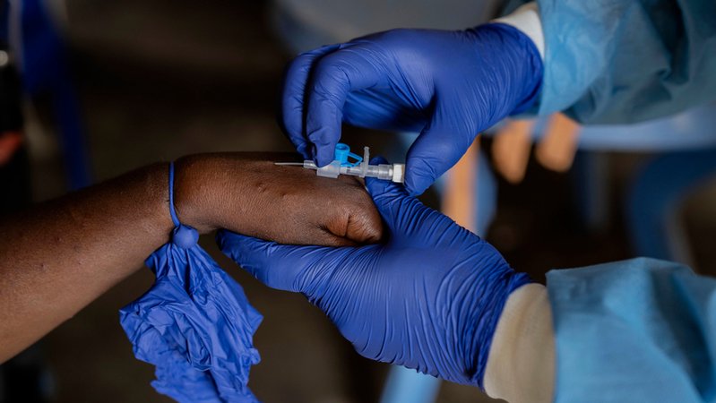 Ein Mitarbeiter des Gesundheitswesens kümmert sich um einen Mpox-Patienten in einem Behandlungszentrum im Kongo | Bild: dpa-Bildfunk/Moses Sawasawa Ein Mitarbeiter des Gesundheitswesens kümmert sich um einen Mpox-Patienten in einem Behandlungszentrum im Kongo