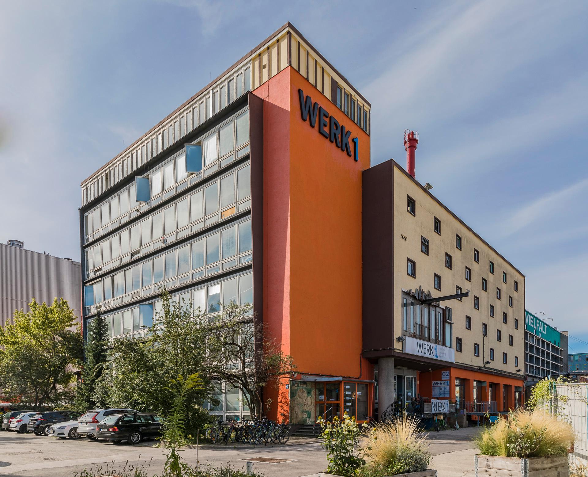 Ein Haus mit großen Fensterfronten