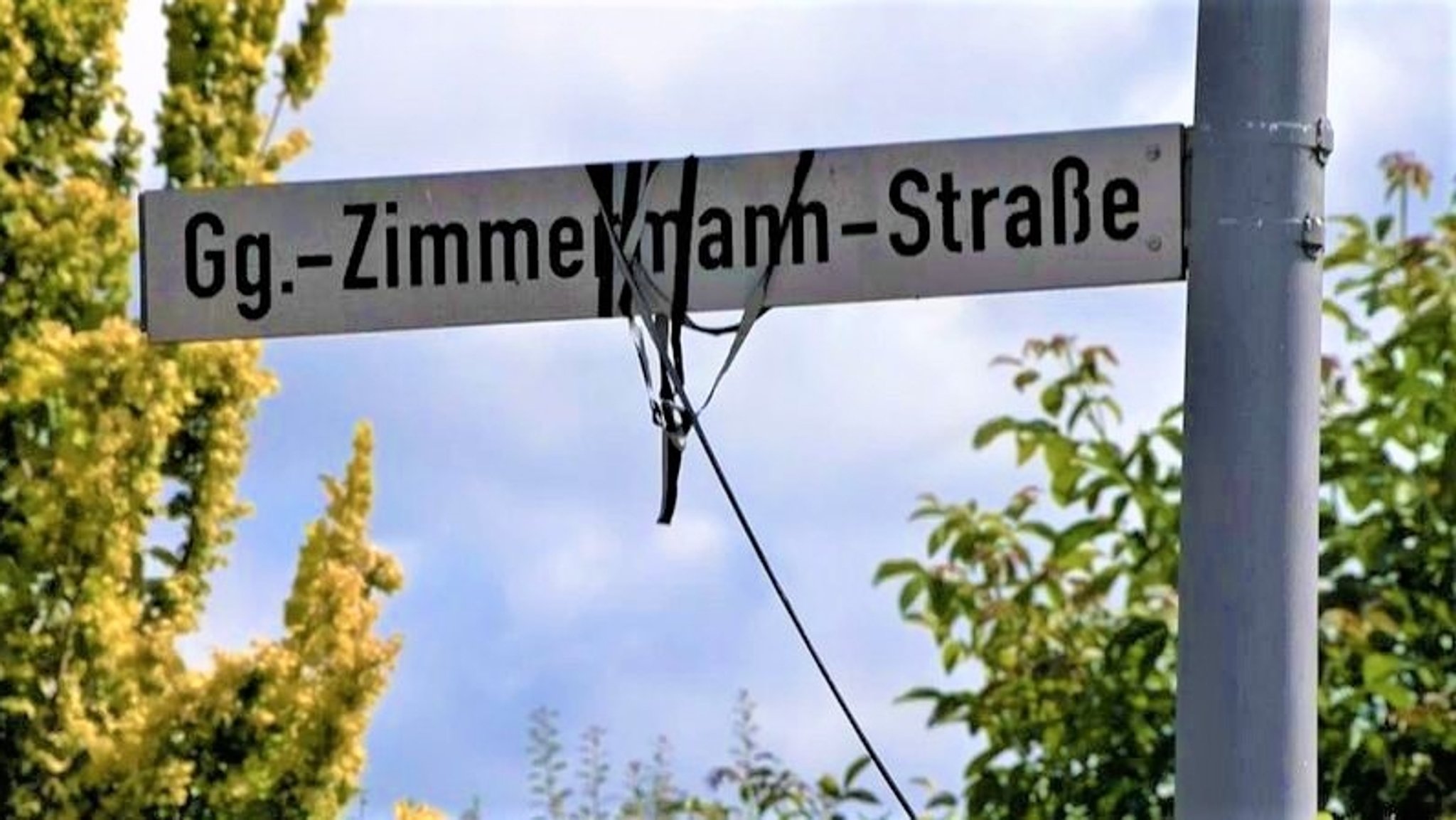 Straßenschild mit umstrittenem Namensgeber