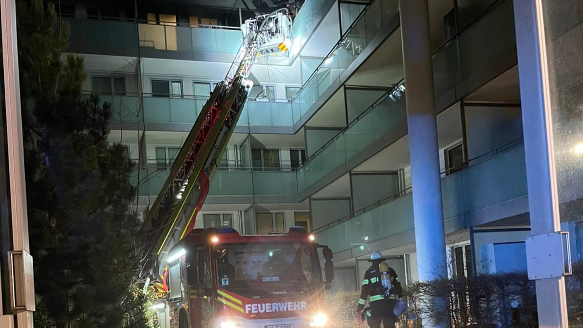 Feuerwehreinsatz mit Drehleiter in München