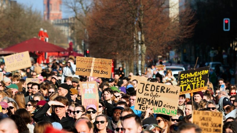 Schilder mit der Aufschrift "Jeder kennt ein Opfer - Niemand einen Täter Warum?" und "Schweigen schützt Täter" sind bei einer Demonstration gegen sexualisierte digitale Gewalt zu sehen. | Bild: dpa-Bildfunk/Carsten Koall Schilder mit der Aufschrift "Jeder kennt ein Opfer - Niemand einen Täter Warum?" und "Schweigen schützt Täter" sind bei einer Demonstration gegen sexualisierte digitale Gewalt zu sehen.