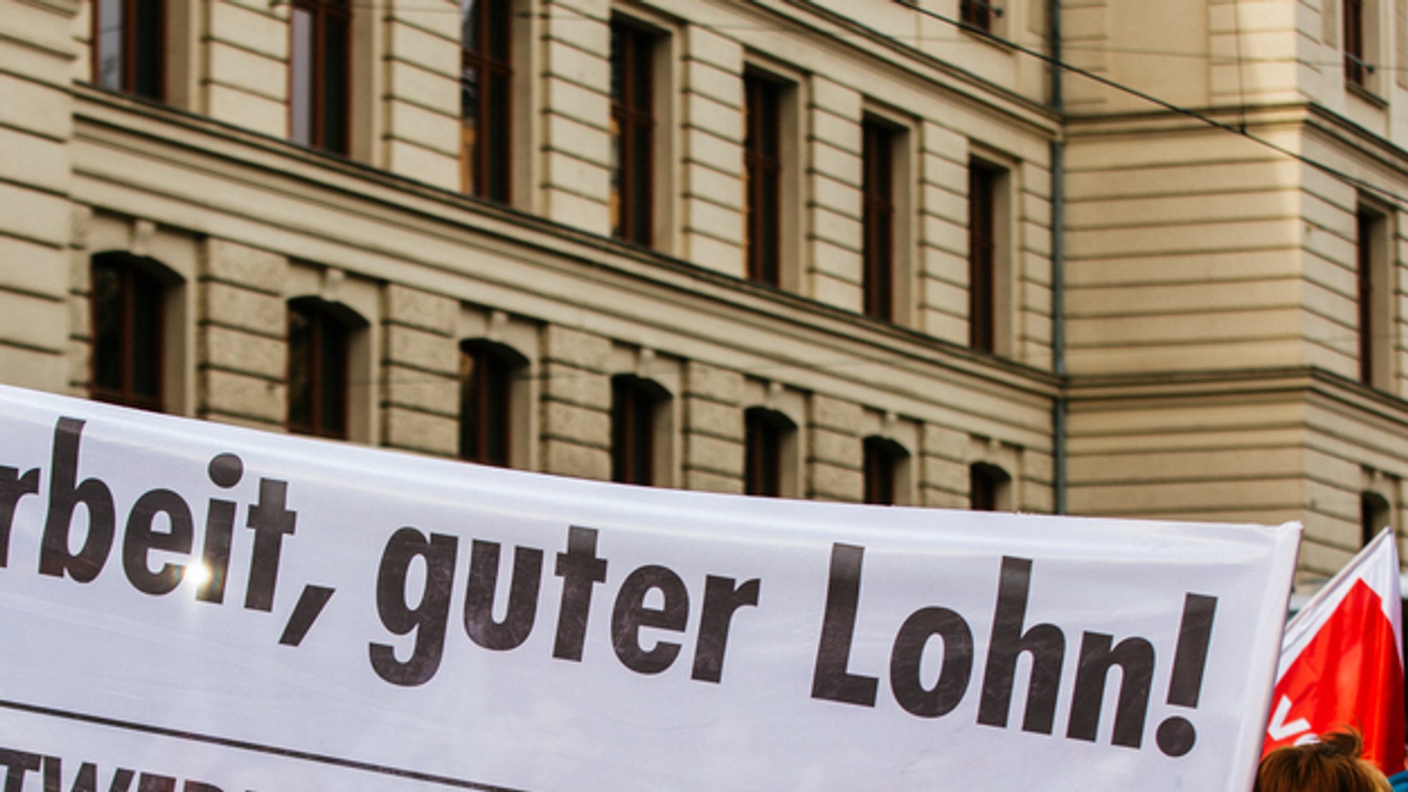 Warnstreik mit Forderung nach gutem Lohn auf einem Plakat.