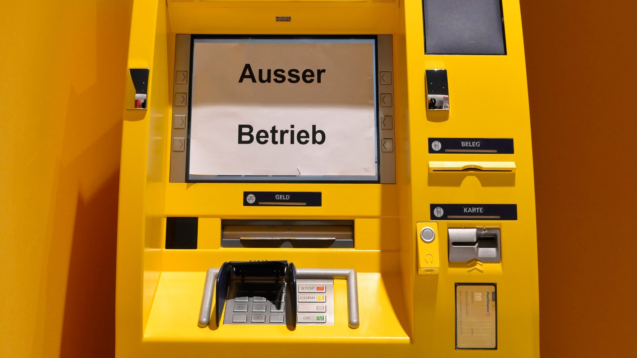 Ein Geldautomat mit der Aufschrift "Außer Betrieb"