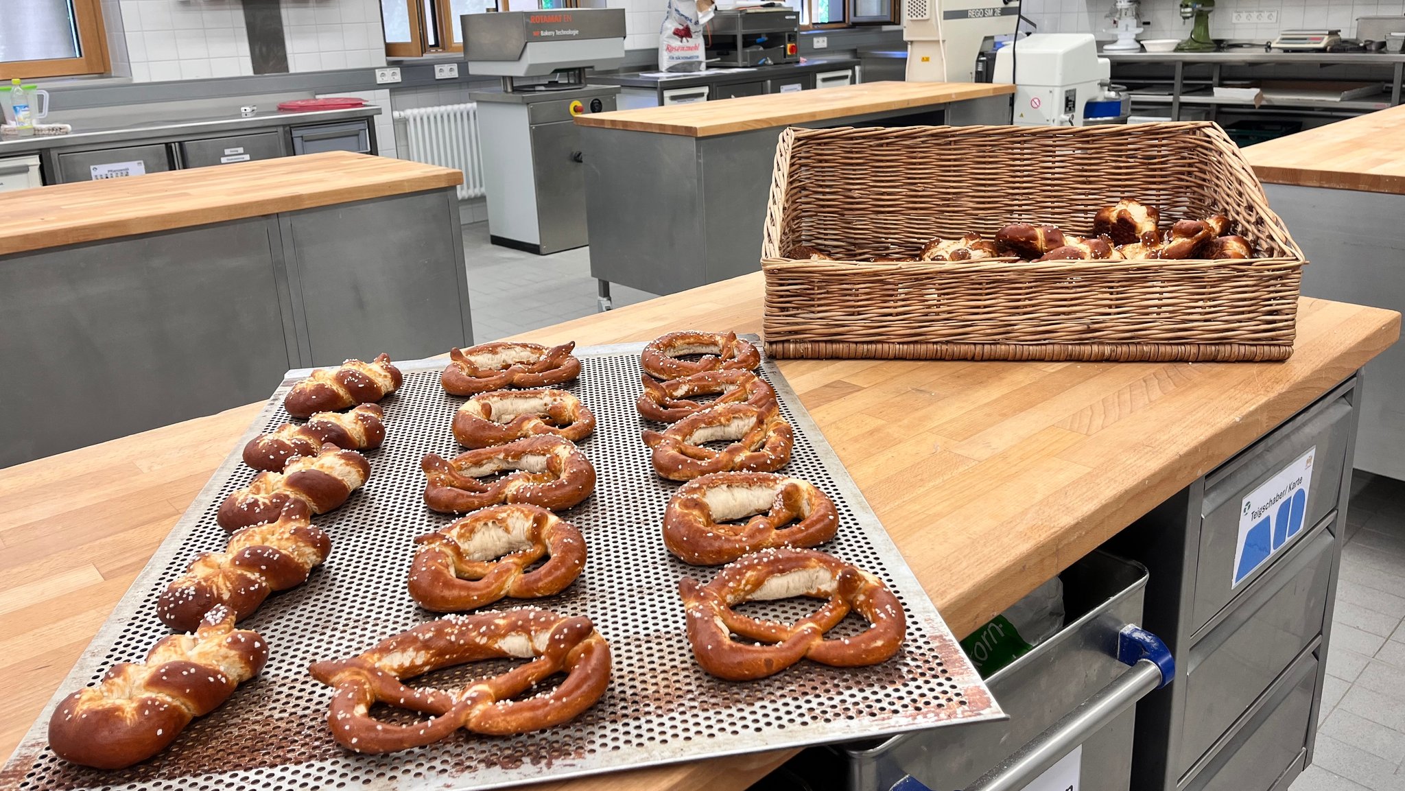 Frisch aufgebackene Brezen in der Akademie des Bayerischen Bäckerhandwerks in Gräfelfing bei München. | Bild: BR / Sandra Demmelhuber Frisch aufgebackene Brezen in der Akademie des Bayerischen Bäckerhandwerks in Gräfelfing bei München.