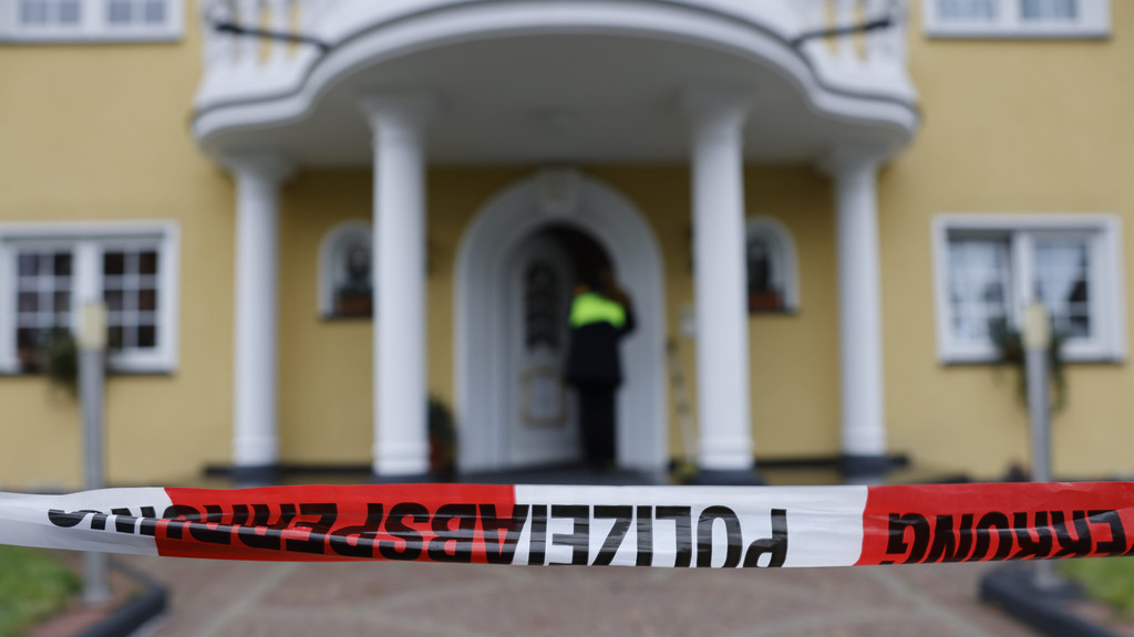 Anwesen in Zirndorf-Weiherhof (Lkr. Fürth) während der Ermittlungen | Bild: News5 / Oßwald Anwesen in Zirndorf-Weiherhof (Lkr. Fürth) während der Ermittlungen