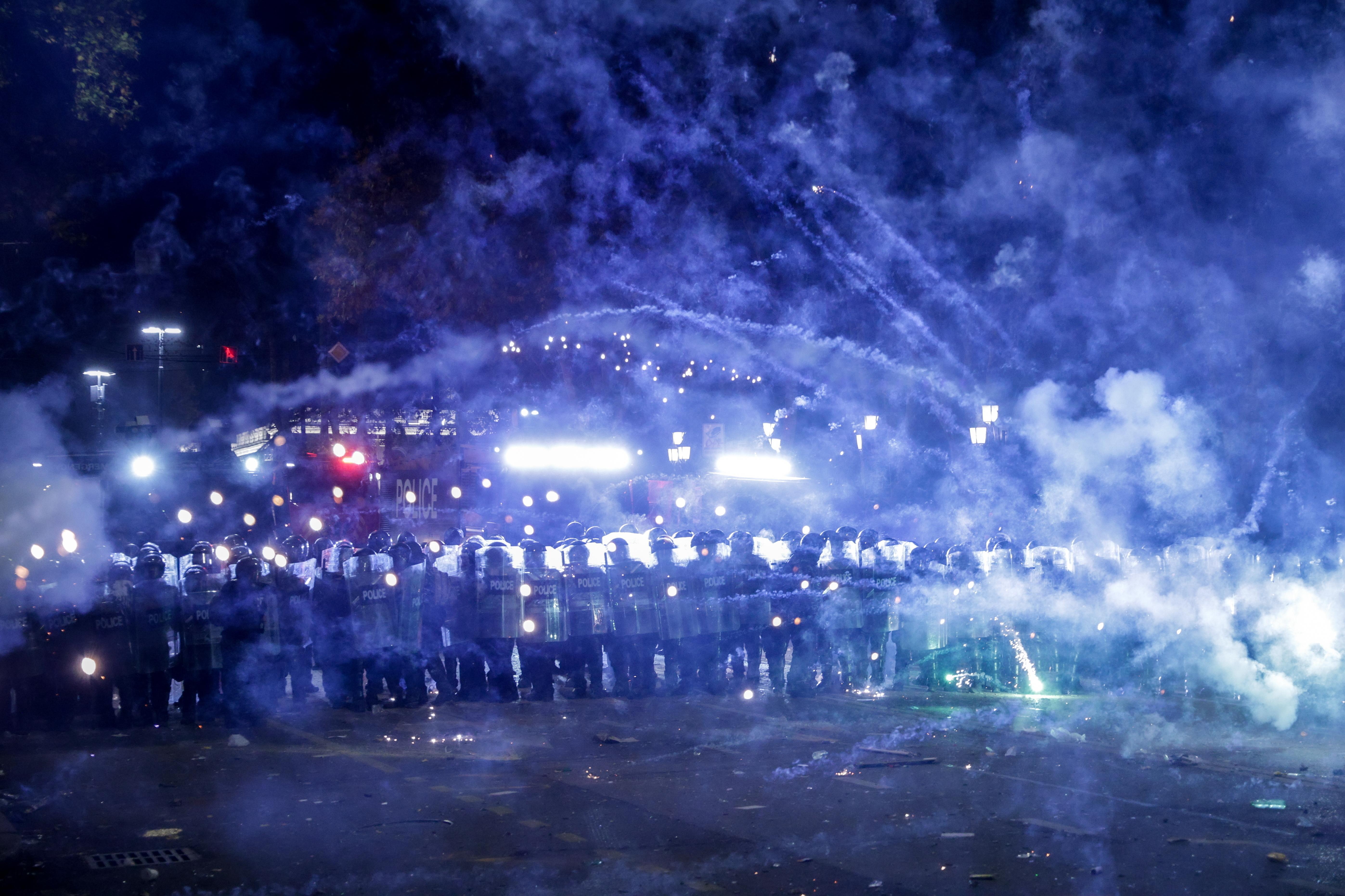 Tränengas-Granaten ziehen Rauchschwaden hinter sich her