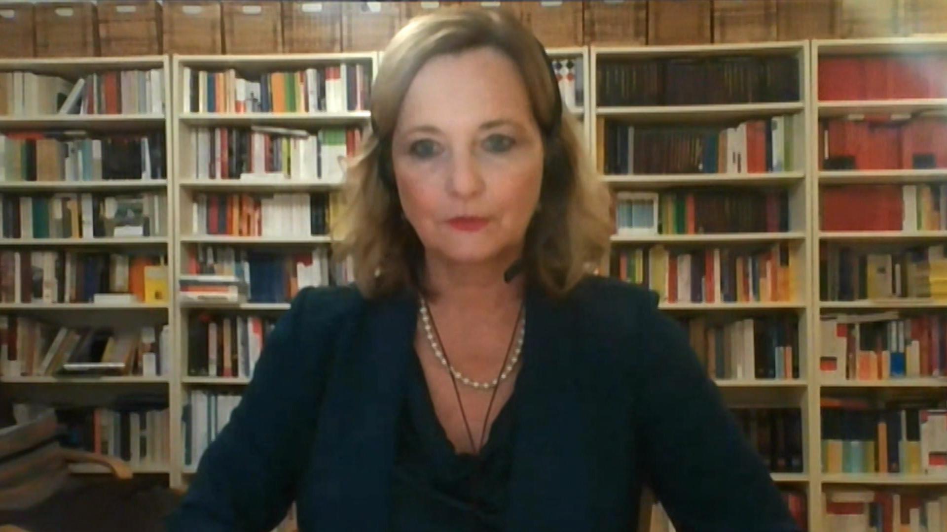 Die Migrationsforscherin Prof. Petra Bendel ist eine der Autorinnen des Reports "Globale Flucht 2025" und dazu der Moderatorin Ursula Heller zugeschaltet.