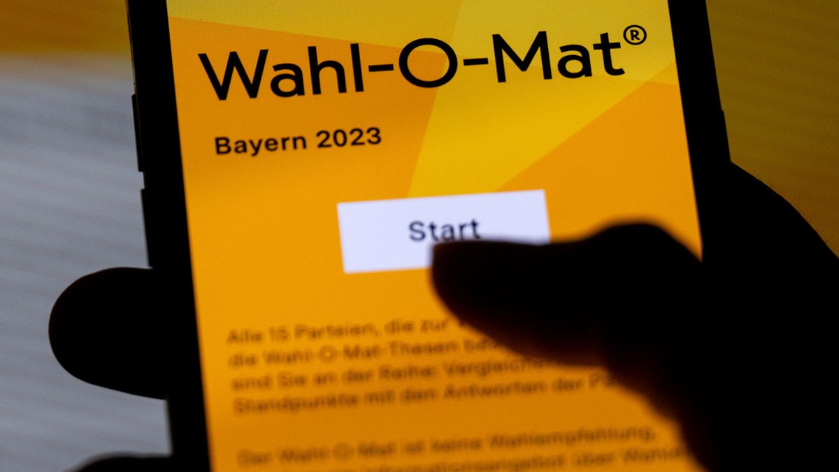 Die Startseite des Wahl-O-Maten (www.wahl-o-mat.de) ist auf dem Display eines Handys zu sehen.