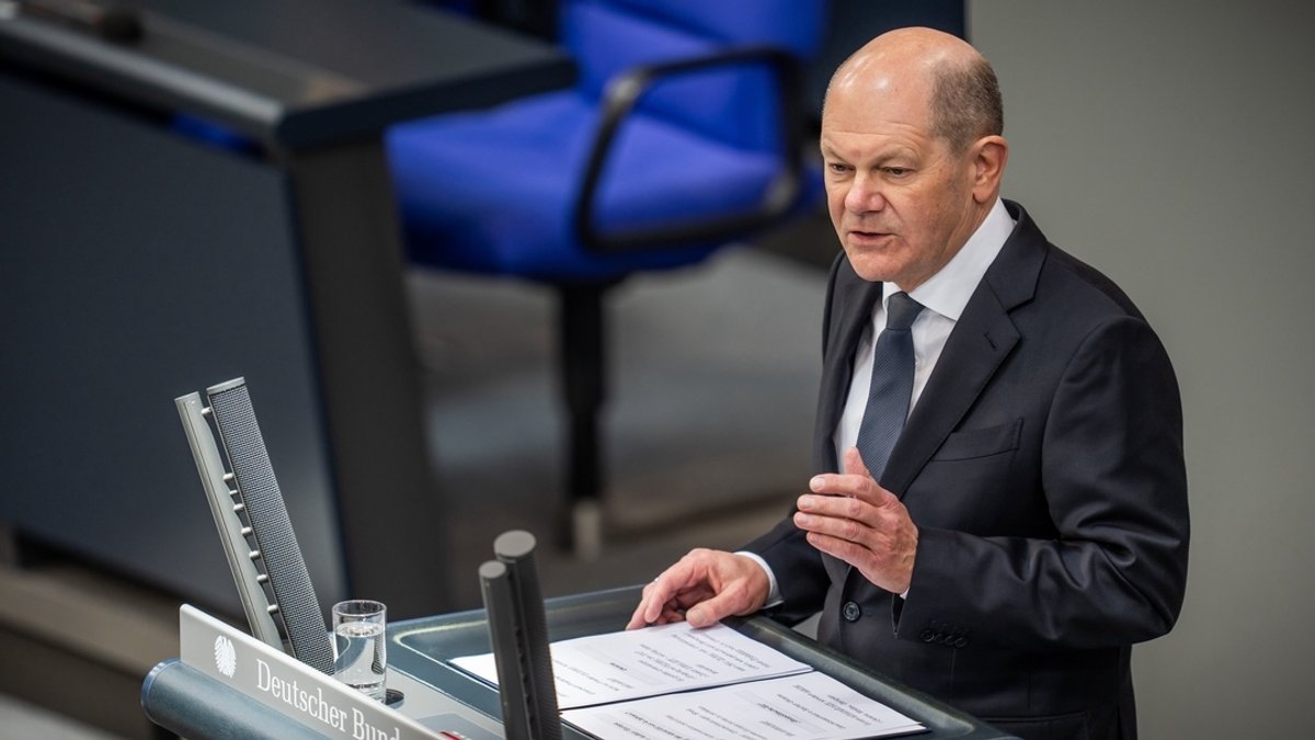 Bundeskanzler Olaf Scholz (SPD), gibt im Bundestag eine Regierungserklärung zum Europäischen Rat ab.