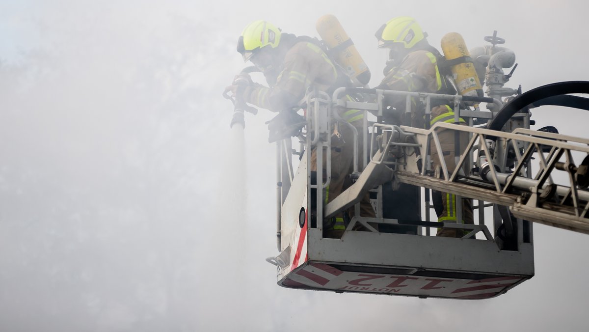 Feuerwehr beim Löschen (Symbolbild).
