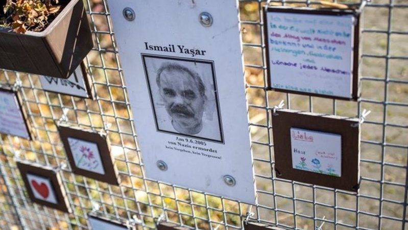 Bemalte Kacheln und ein Blumenkasten am Gedenkort für das NSU-Opfer Ismail Yasar.