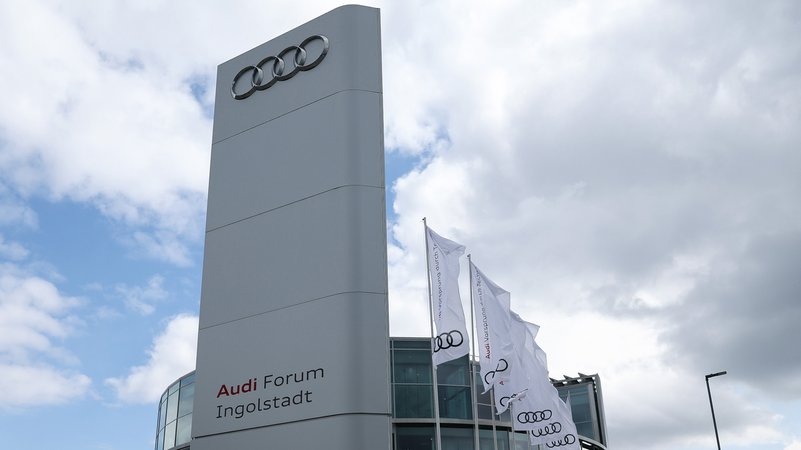 Das Audi-Forum in Ingolstadt aus der Froschperspektive, im Himmel dunkle Wolken. Wenn es Audi schlecht geht, bekommt das auch die Stadt Ingolstadt zu spüren. | Bild: picture alliance/dpa | Daniel Löb Das Audi-Forum in Ingolstadt aus der Froschperspektive, im Himmel dunkle Wolken. Wenn es Audi schlecht geht, bekommt das auch die Stadt Ingolstadt zu spüren.