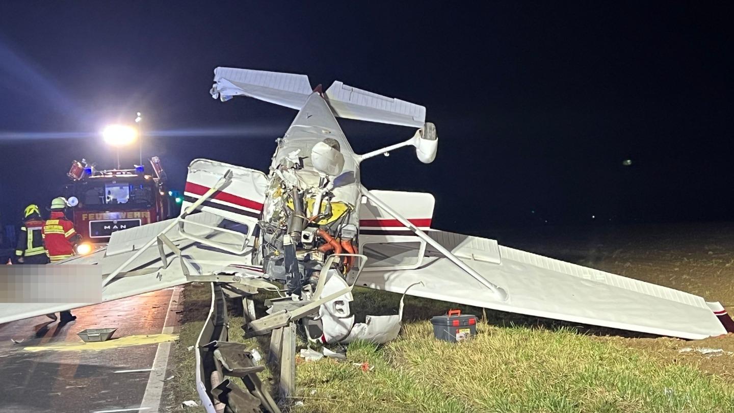 Nach dem Absturz eines Kleinflugzeuges im Landkreis Würzburg hält die Polizei ersten Ermittlungen zufolge einen Pilotenfehler für wahrscheinlich. 