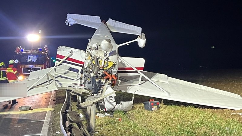 Nach dem Absturz eines Kleinflugzeuges im Landkreis Würzburg hält die Polizei ersten Ermittlungen zufolge einen Pilotenfehler für wahrscheinlich. | Bild: News5/Höfig Nach dem Absturz eines Kleinflugzeuges im Landkreis Würzburg hält die Polizei ersten Ermittlungen zufolge einen Pilotenfehler für wahrscheinlich.