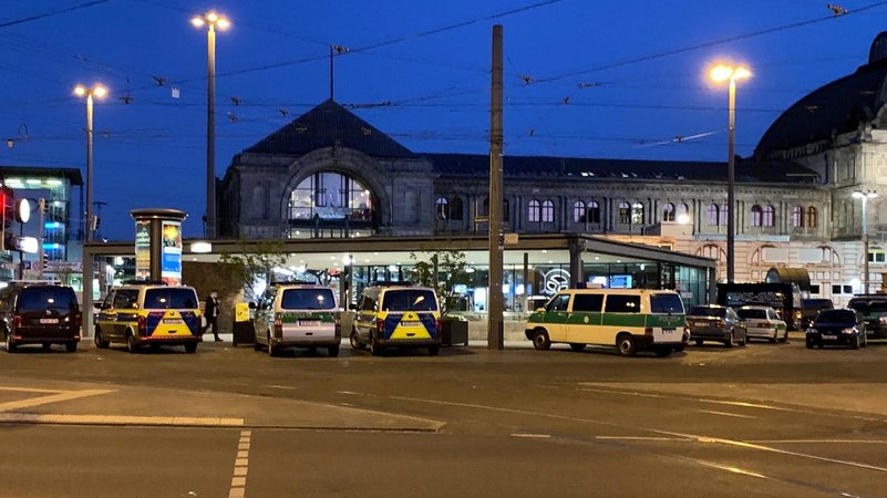 Zahlreiche Streifenwagen und Zivilfahrzeuge der Polizei stehen auf dem Platz vor dem Hauptbahnhof in Nürnberg (Symbolbild). | Bild: pa/dpa/vifogra/Michael Schmelzer Zahlreiche Streifenwagen und Zivilfahrzeuge der Polizei stehen auf dem Platz vor dem Hauptbahnhof in Nürnberg (Symbolbild).