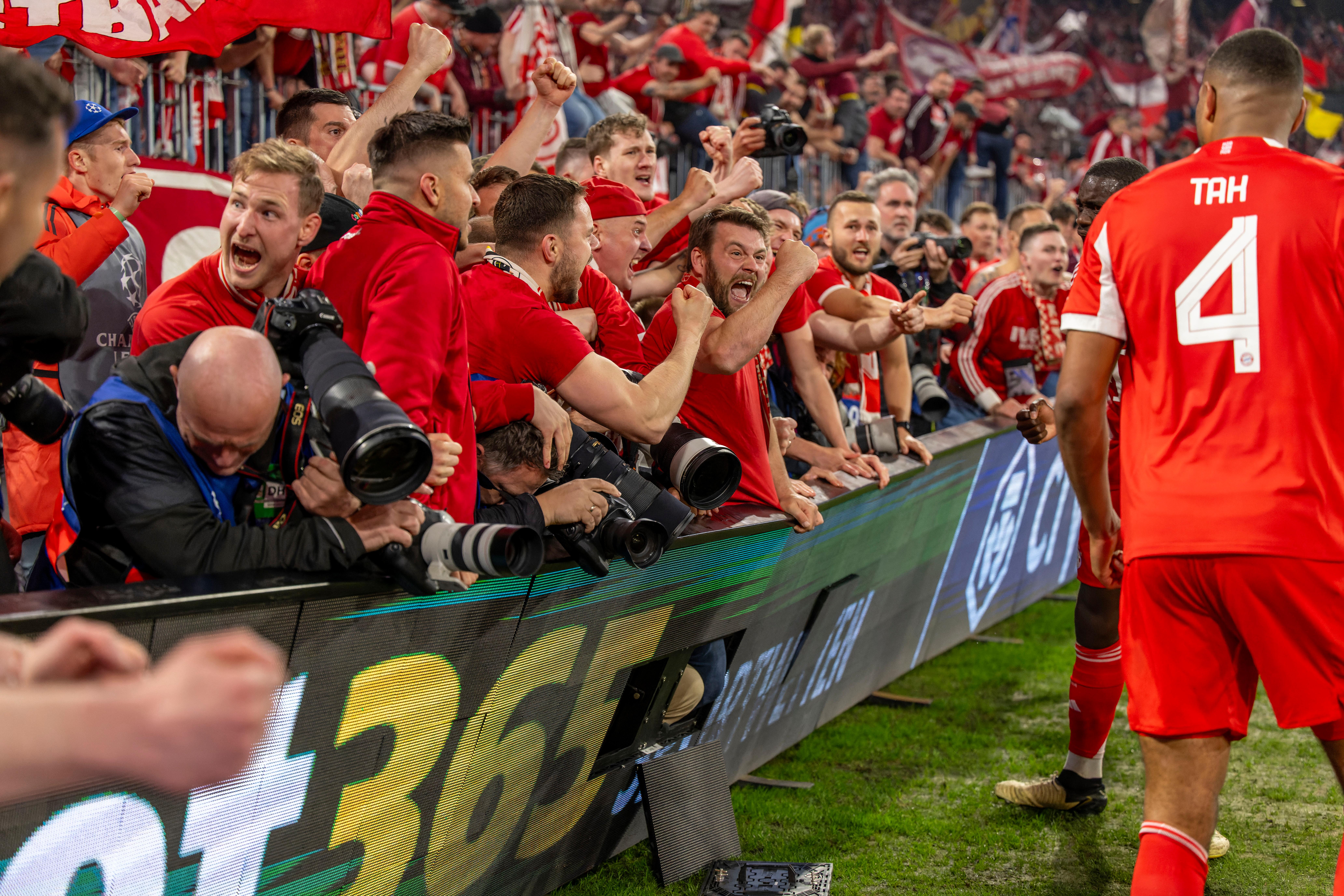 FC-Bayern-Fans stürmen vor Abpfiff den Innenraum und drücken beim Torjubel die Banden mit den Fotografen um, zwei Fotografen werden verletzt.