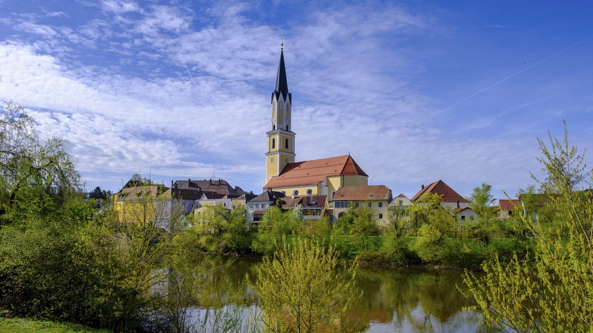 Stadtansicht von Vilshofen und der Kirche St. Johannes der Täufer, davor die Vils, im Frühling | Bild: picture alliance / imageBROKER | Fotografie Lisa + Wilfried Bahnmüller Stadtansicht von Vilshofen und der Kirche St. Johannes der Täufer, davor die Vils, im Frühling