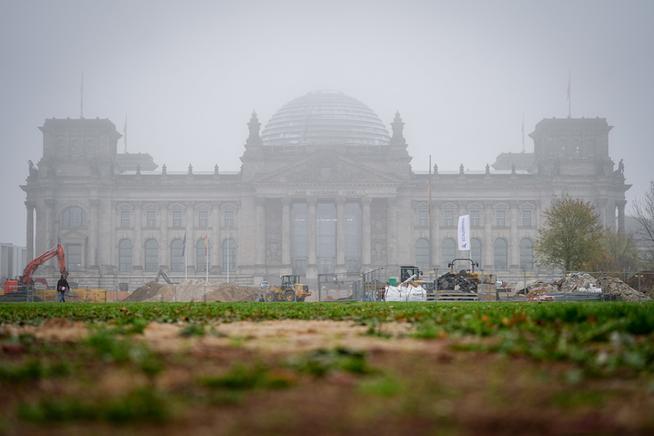 06.11.2024, Berlin: Das Reichstagsgebäude mit dem Bundestag ist am Morgen hinter einer Baustelle zu sehen. Zum ersten Mal seit Monaten tagt am Abend wieder der Koalitionsausschuss, dem neben den wichtigsten Mitgliedern der Ampel-Regierung auch die Partei- und Fraktionschefs angehören. Es geht bei dem Treffen um den Fortbestand der Koalition, die sich in der Haushalts- und Wirtschaftspolitik tief zerstritten hat. Foto: Kay Nietfeld/dpa +++ dpa-Bildfunk +++ | Bild:dpa-Bildfunk