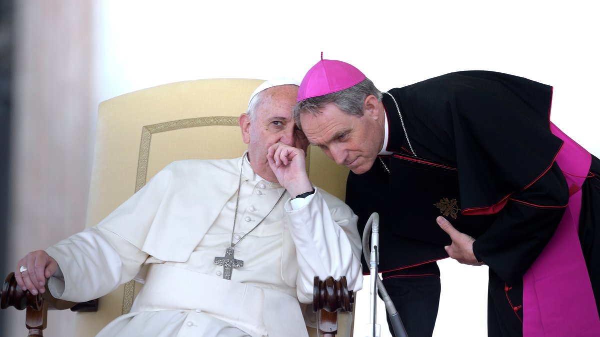 Papst Franziskus und Erzbischof Gänswein (rechts)