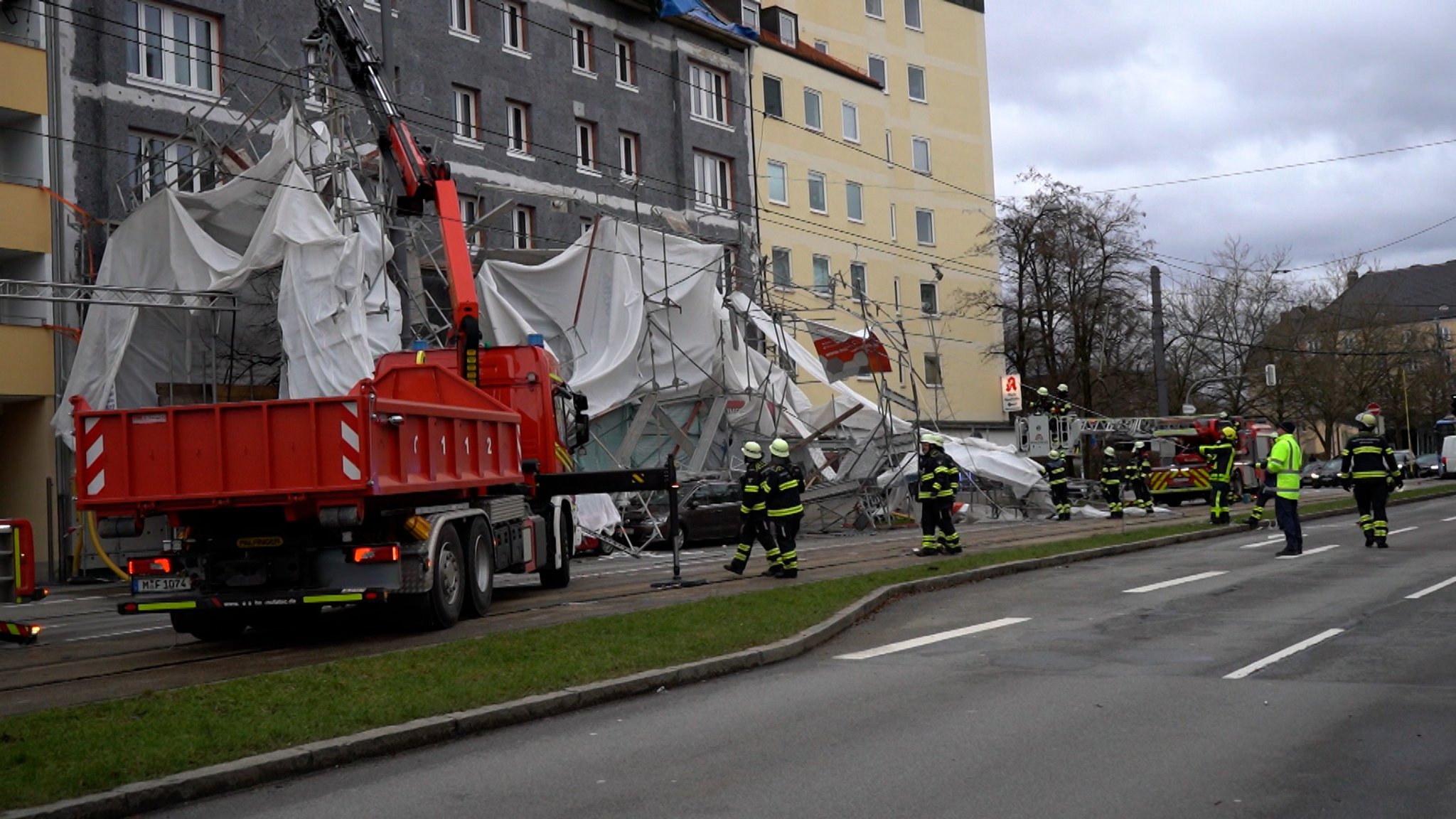 Ein eingestürztes Baugerüst, das von Feuerwehrleuten gesichert wird.