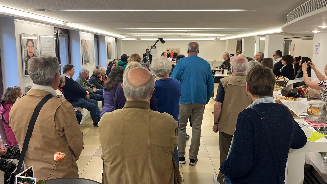 Die Besucher der Eröffnung versammeln sich im Heilig-Geist-Spital.