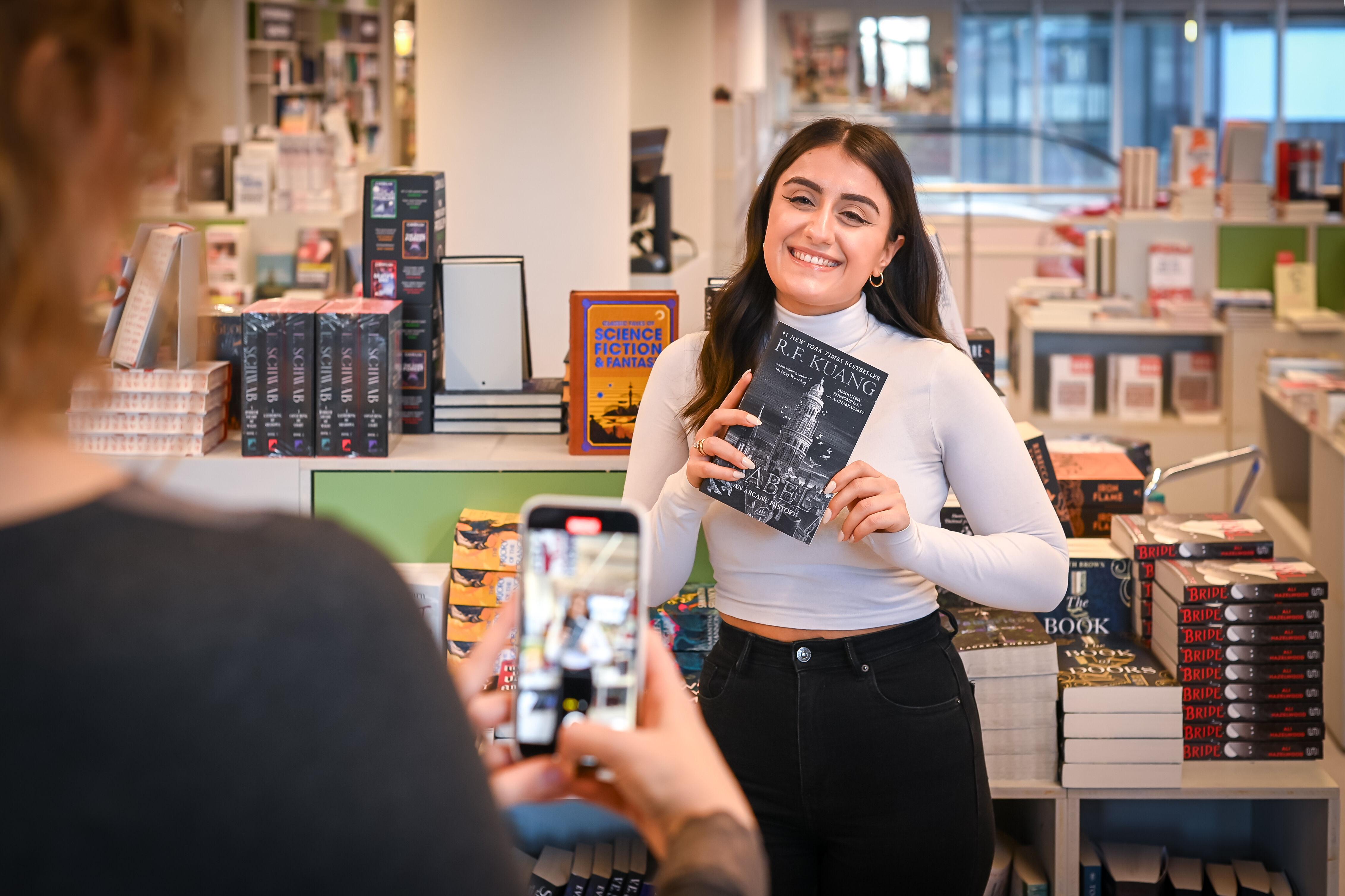 Esra Usta ist als BookTokerin aktiv. Sie produziert Videos für TikTok, in denen sie Reviews / Meinungsvideos zum Thema Buchwelt postet.