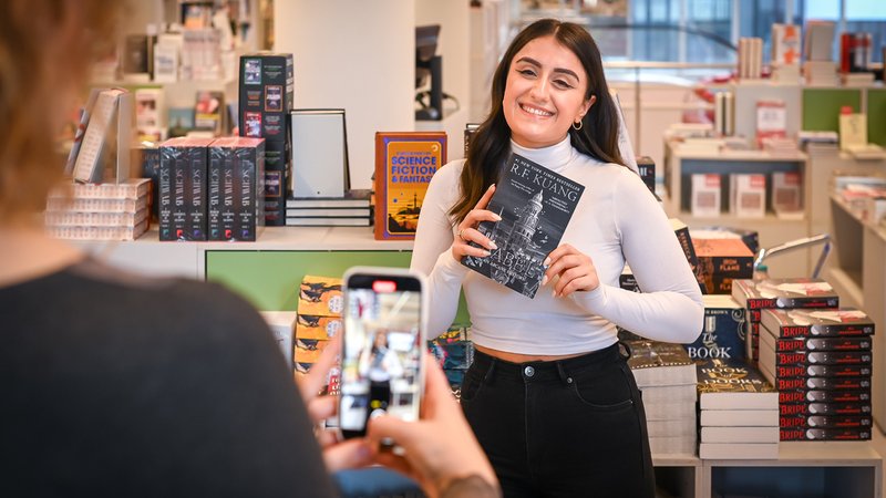 Esra Usta ist als BookTokerin aktiv. Sie produziert Videos für TikTok, in denen sie Reviews / Meinungsvideos zum Thema Buchwelt postet. | Bild: picture alliance / SZ Photo | Alessandra Schellnegger Esra Usta ist als BookTokerin aktiv. Sie produziert Videos für TikTok, in denen sie Reviews / Meinungsvideos zum Thema Buchwelt postet.