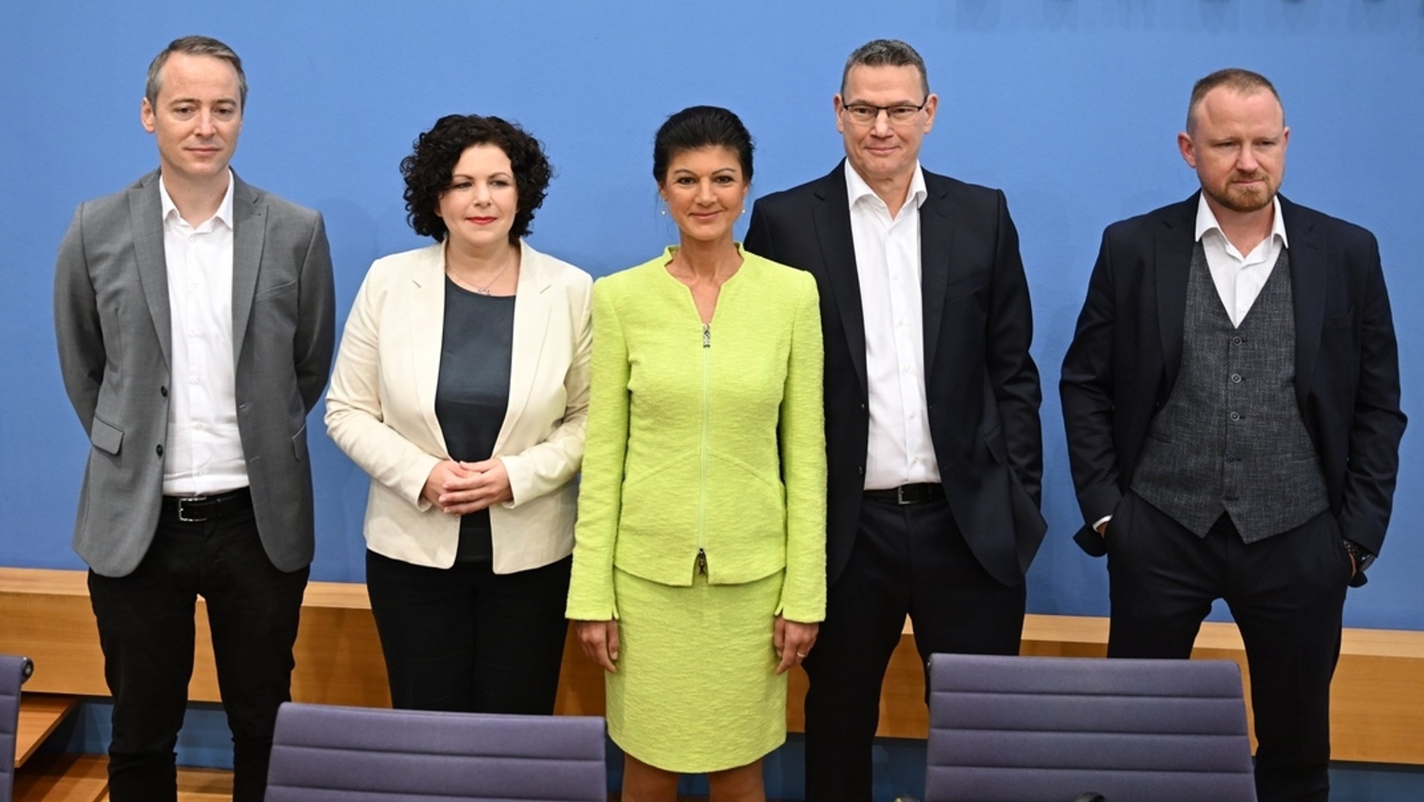 Für Vernunft und Gerechtigkeit» Lukas Schön (l-r), Amira Mohamed Ali, Sahra Wagenknecht, Ralf Suikat und Christian Leye stehen vor der Pressekonferenz zur Gründung des Vereins nebeneinander. Der Verein ist bereits seit einigen Wochen registriert und gilt als Vorstufe zur Gründung einer eigenen Partei der Linken-Politikerin