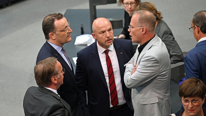 Jens Spahn (l), Vorsitzender der Unions-Fraktion im Bundestag, Alexander Hoffmann, CSU-Landesgruppenchef (M) und Matthias Miersch, SPD-Fraktionsvorsitzender. | Bild: picture alliance/dpa | Niklas Treppner Jens Spahn (l), Vorsitzender der Unions-Fraktion im Bundestag, Alexander Hoffmann, CSU-Landesgruppenchef (M) und Matthias Miersch, SPD-Fraktionsvorsitzender.