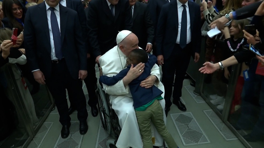 Die Zahl der Menschen, die in Italien angekommen sind, nimmt ständig zu. Bei der Audienz für Flüchtlinge und ihre Helfer prangert der Papst das Leid und die vielen Toten im Mittelmeer an und fordert Möglichkeiten für eine legale Migration. | Bild: BR Die Zahl der Menschen, die in Italien angekommen sind, nimmt ständig zu. Bei der Audienz für Flüchtlinge und ihre Helfer prangert der Papst das Leid und die vielen Toten im Mittelmeer an und fordert Möglichkeiten für eine legale Migration.