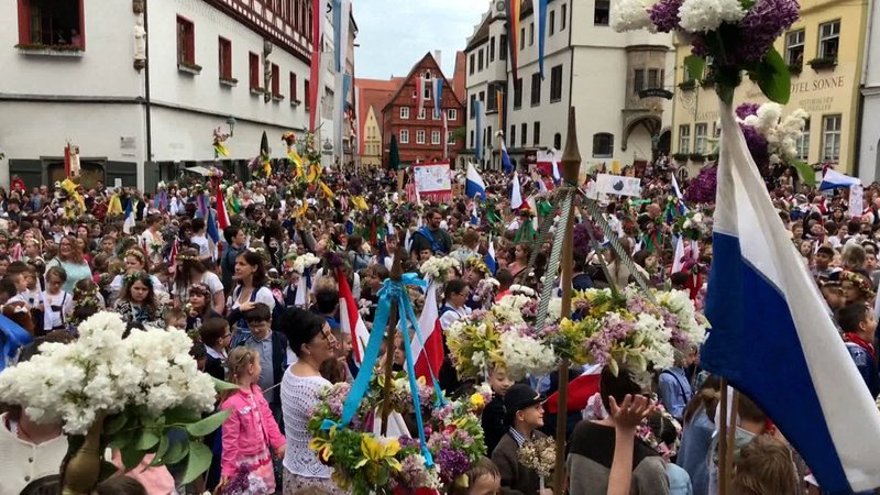 Die Huldigung des Stadtrats auf dem Markplatz beim Stabenfest in Nördlingen.