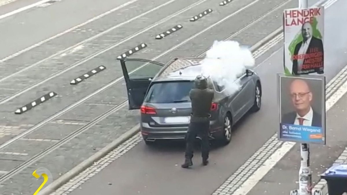 Attentäter von Halle feuert mit einer selbstgebauten Waffe.